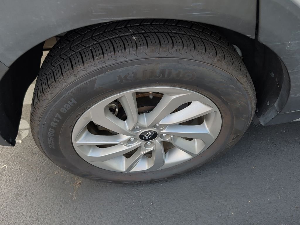 Used 2017 Silver Hyundai SE image 7