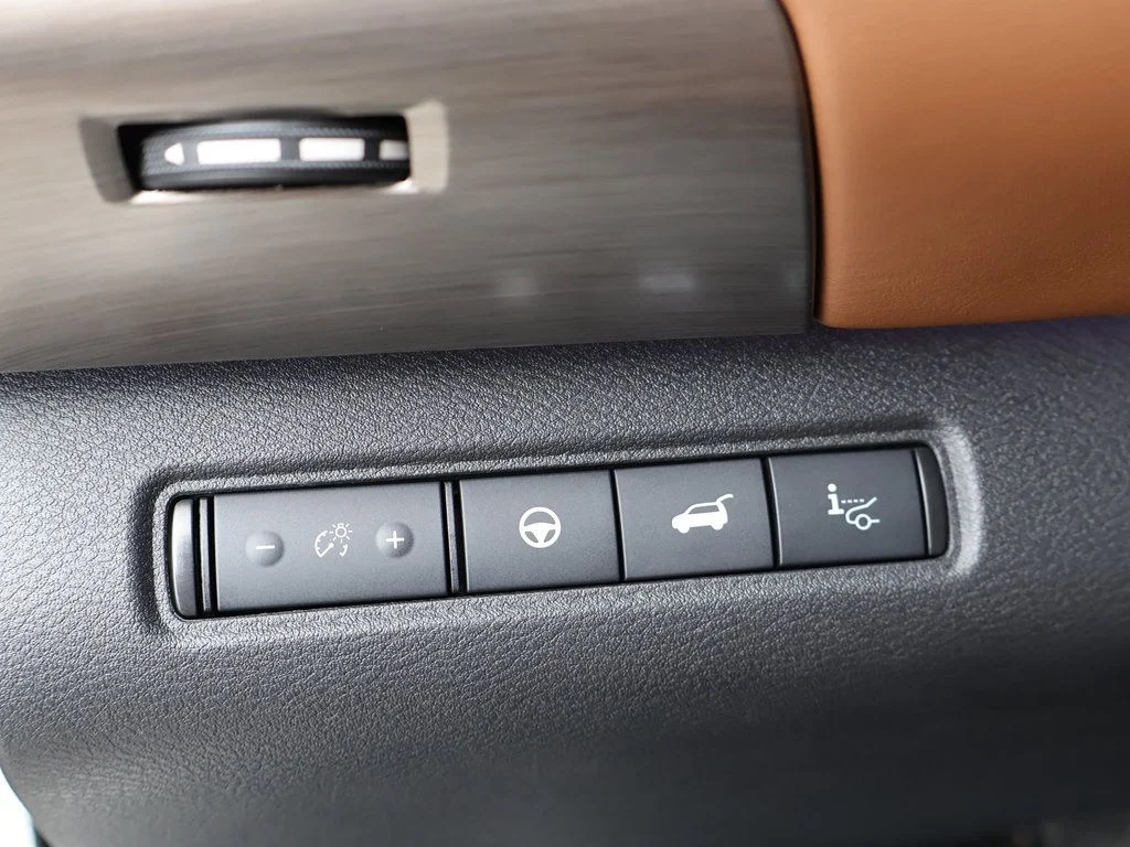 Used 2024 White Nissan Platinum image 39
