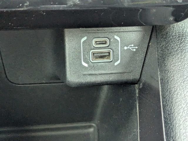 Used 2024  Jeep Latitude image 23