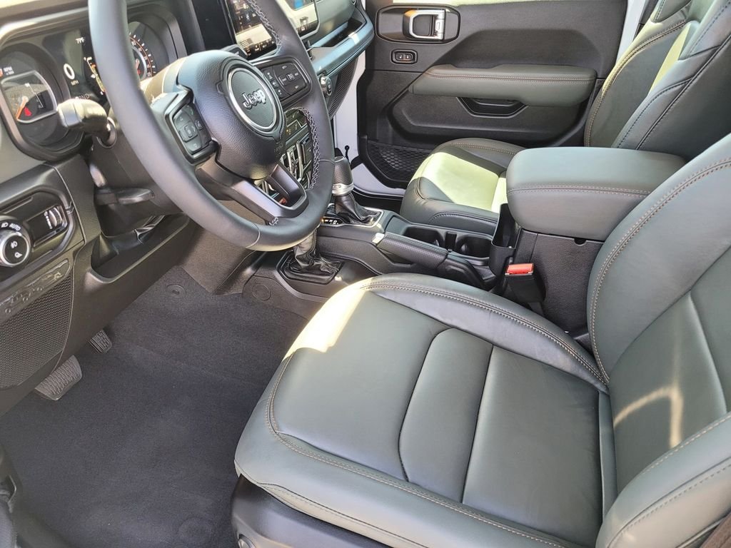 Used 2025 White Jeep Mojave image 15