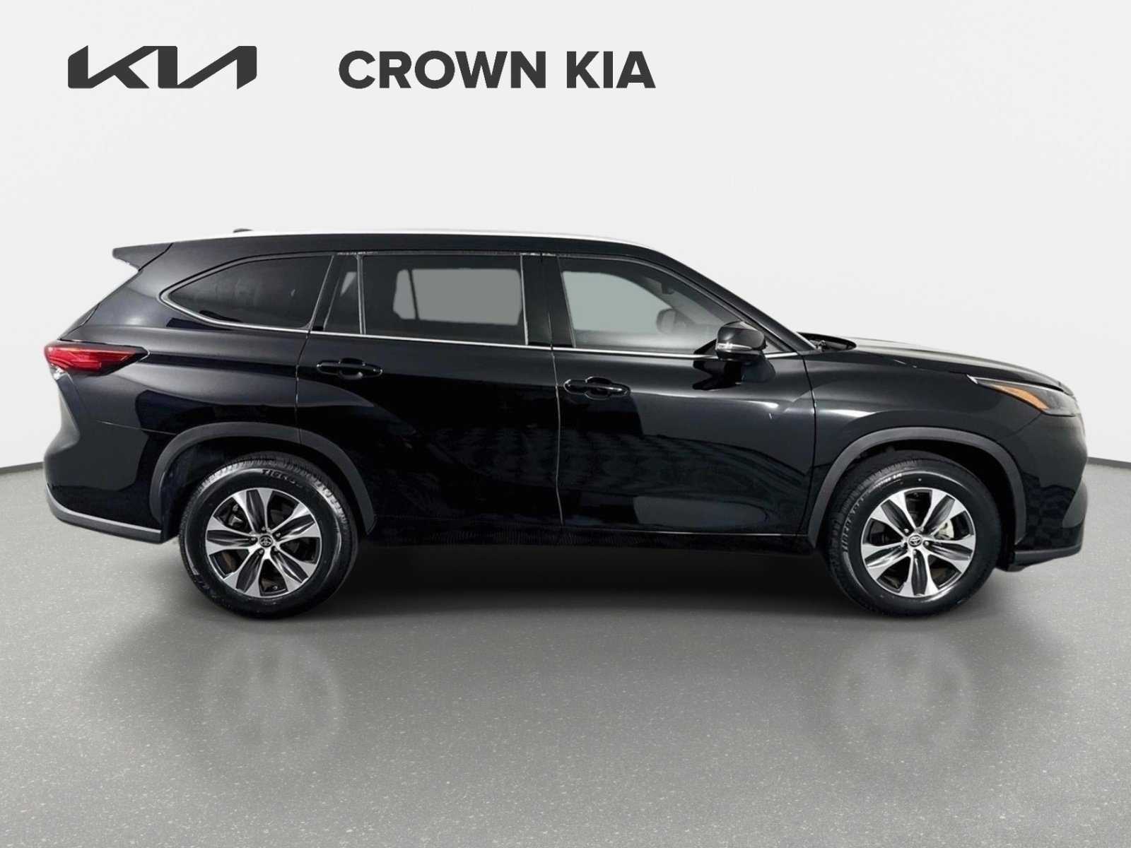 Used 2022 Midnight Black Metallic Toyota XLE image 4