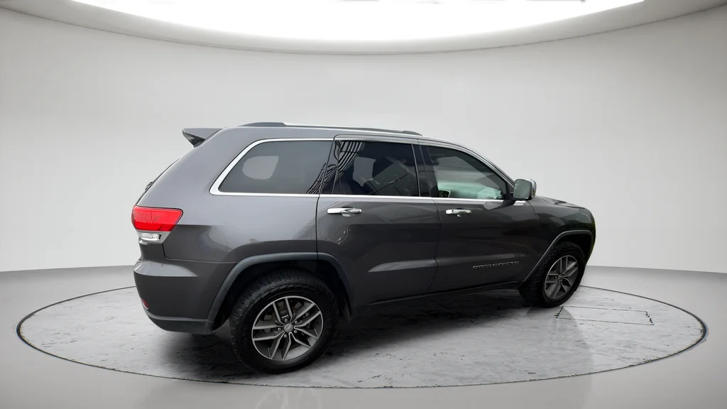 Used 2018 Gray Jeep Limited image 2