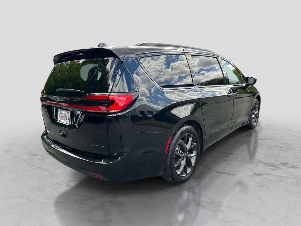 Used 2025 Black Chrysler Limited image 5