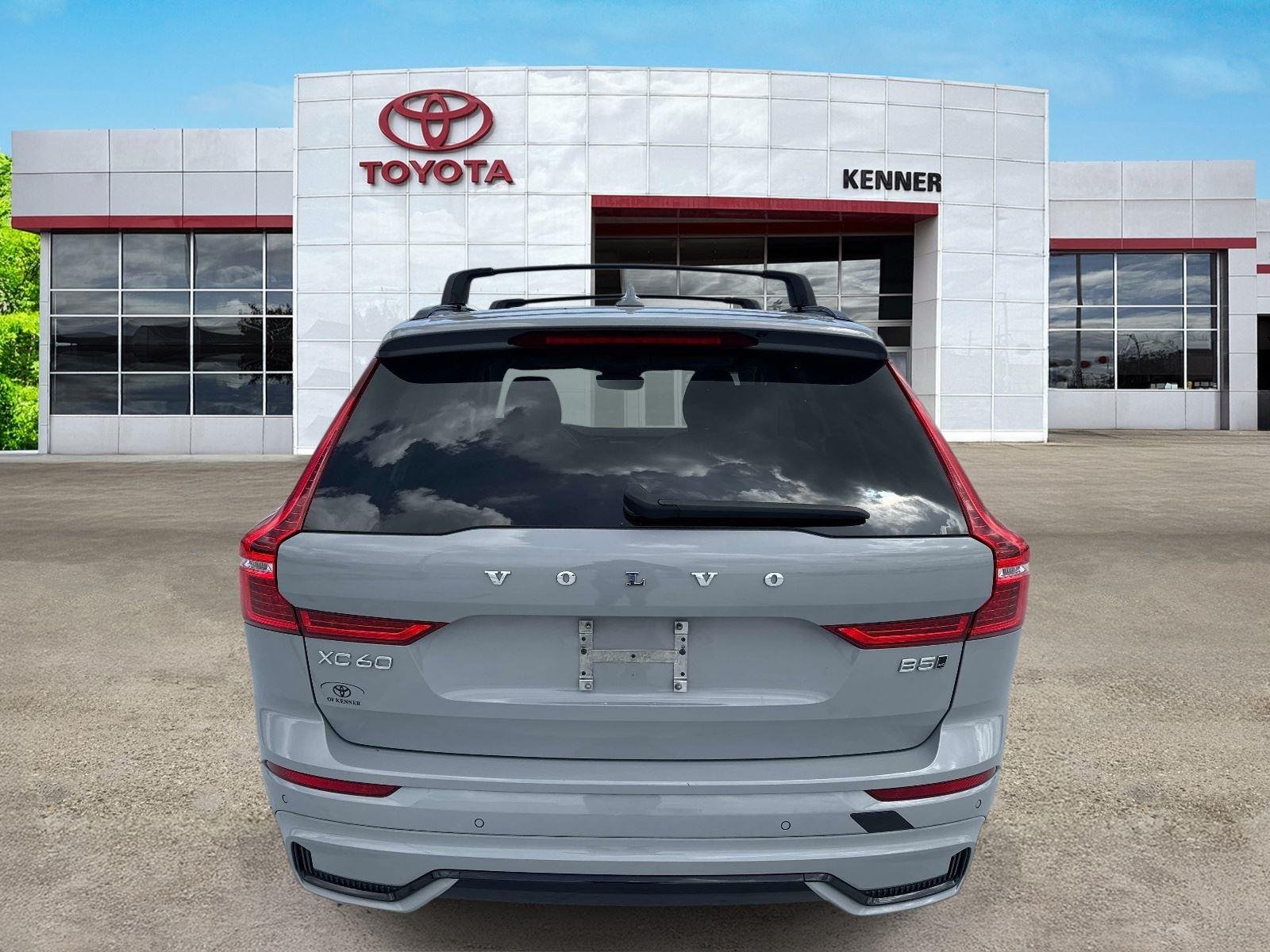 Used 2024 Vapour Grey Metallic Volvo Plus Dark Theme image 4