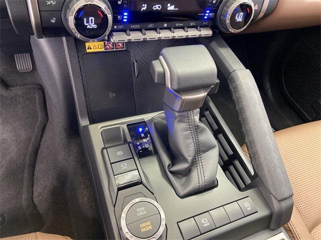 Certified Used 2025 WIND CHILL PEARL Toyota  image 29