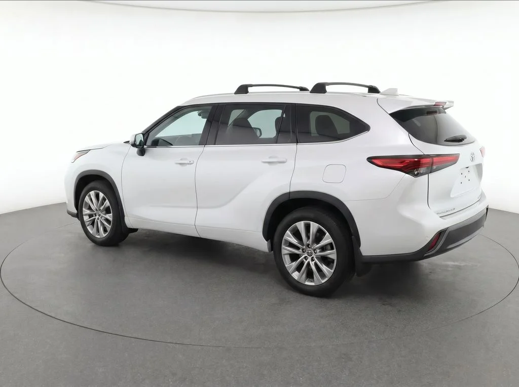 Used 2023 Off-white Toyota Limited image 3