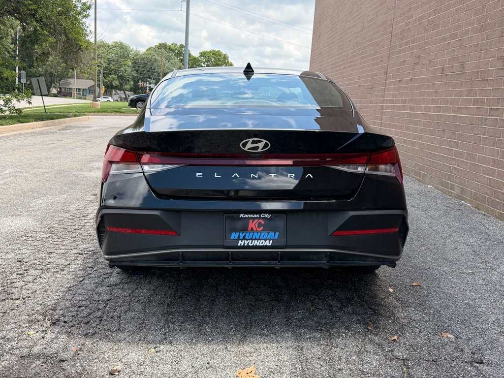 Used 2025 Abyss Black Hyundai SE image 4