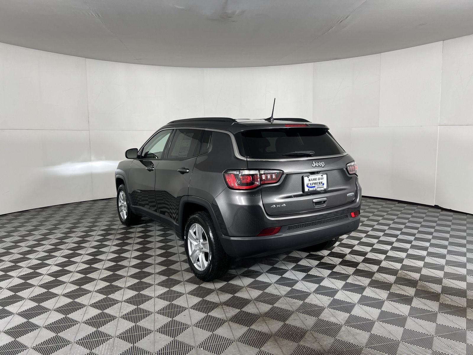 Used 2022 Granite Crystal Metallic Clearcoat Jeep Latitude image 21