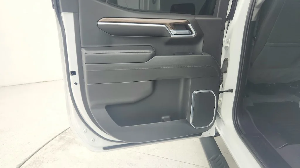 Used 2022 SUMMIT WHITE Chevrolet RST image 26