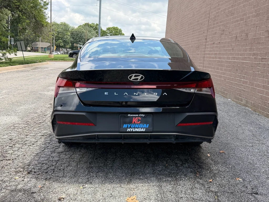 Used 2025 Abyss Black Hyundai SE image 4