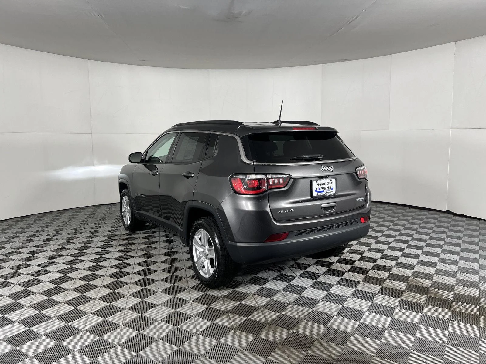Used 2022 Granite Crystal Metallic Clearcoat Jeep Latitude image 21