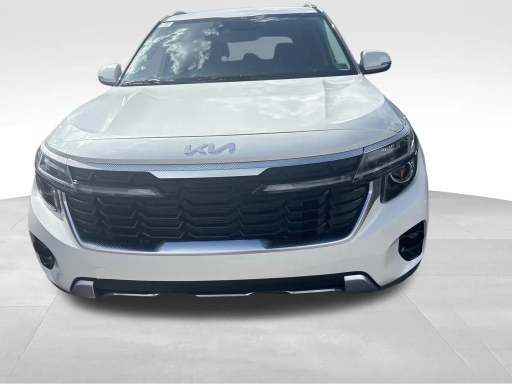 Used 2024 White Kia SX image 5