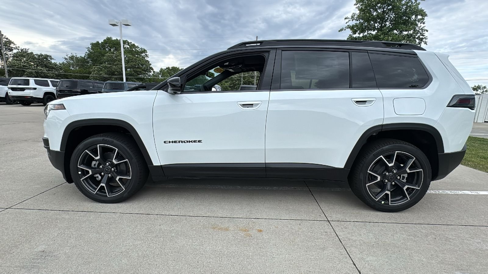 New 2026 Bright White Clear-Coat Exterior Paint Jeep Overland image 7