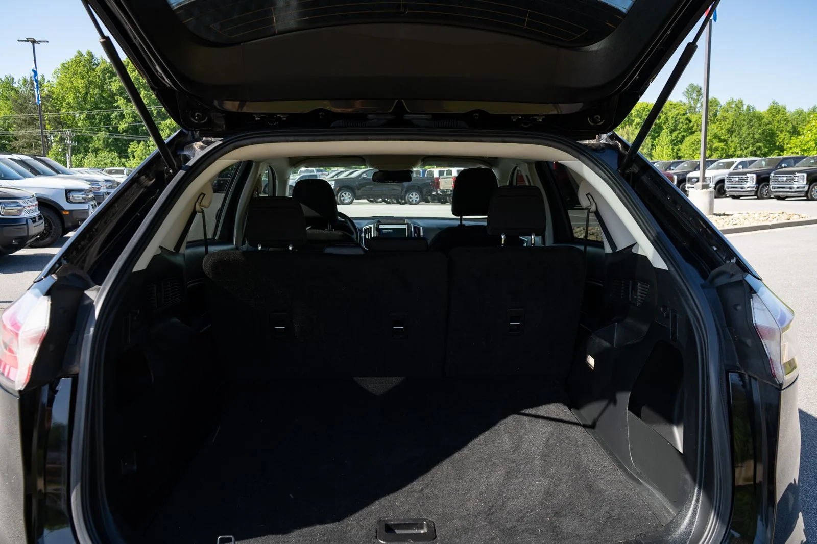 Used 2023 Black Ford SE image 9