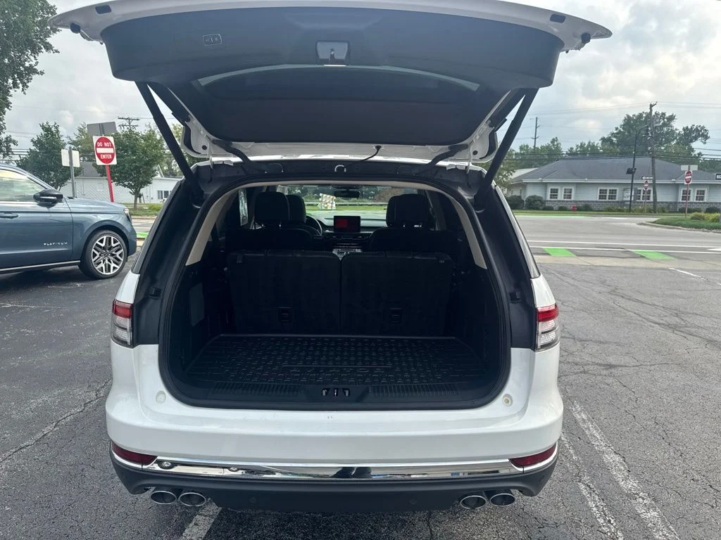 Used 2023 White Metallic Lincoln Standard image 38