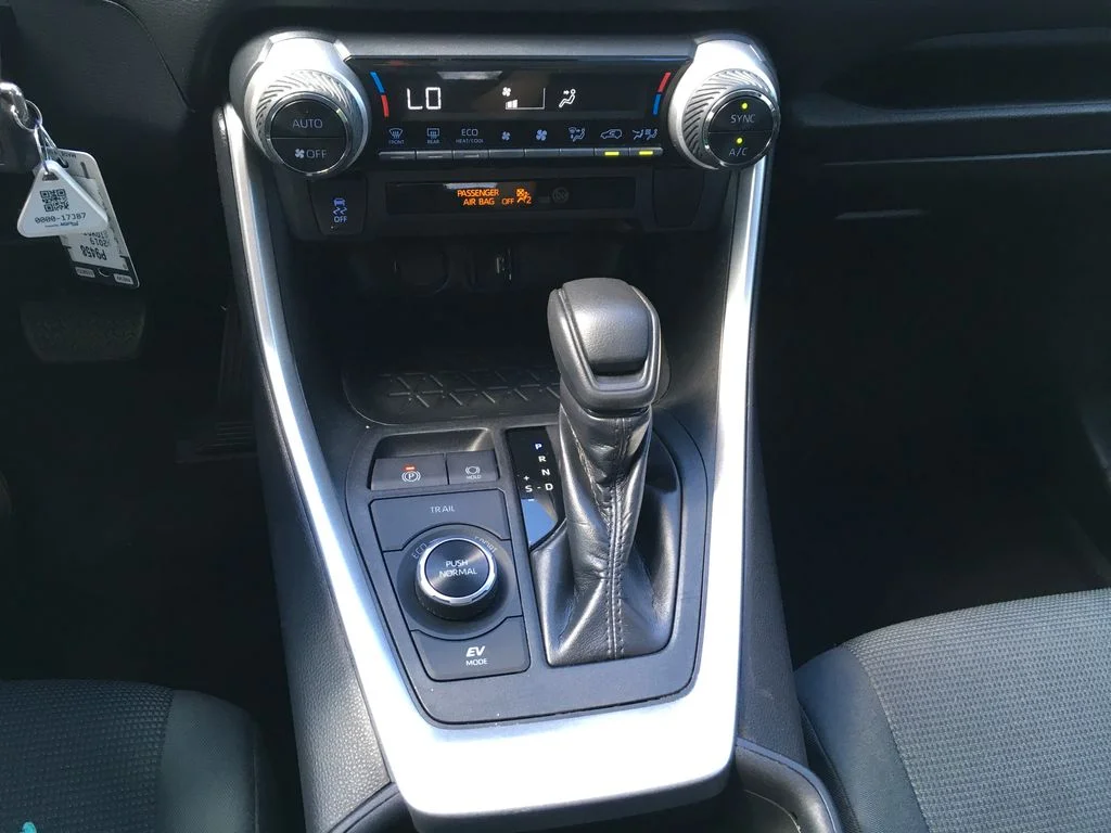 2019 Toyota RAV4 LE - Photo 17