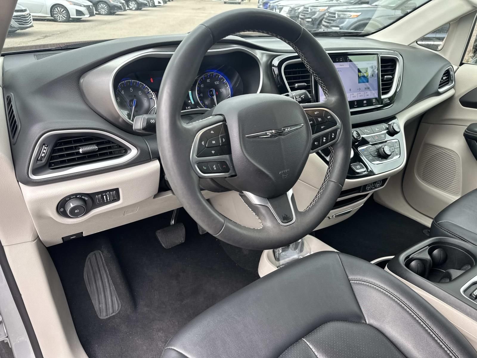 Used 2024 Silver Chrysler Touring L image 19