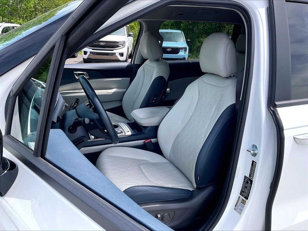 Used 2025 Snow White Pearl Kia EX image 9