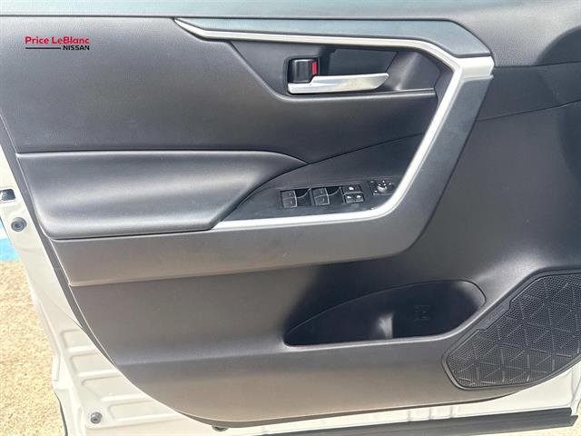 Used 2025  Toyota XLE image 18
