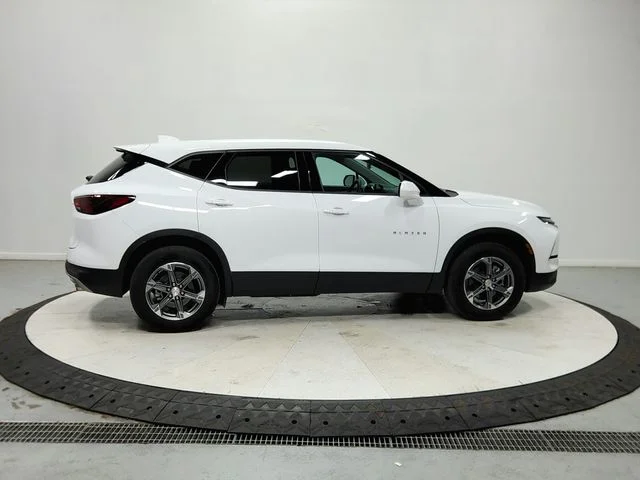 Used 2025 White Chevrolet LT image 9