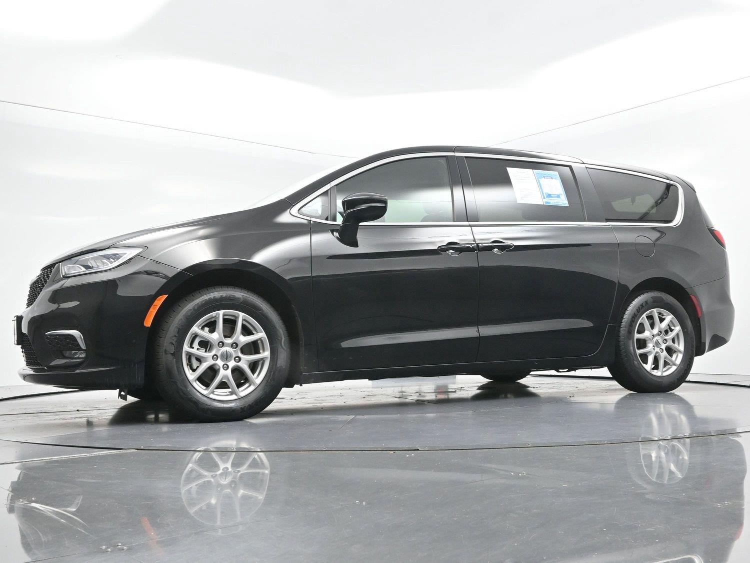 Used 2025 Diamond Black Crystal Pearlcoat Chrysler Select image 50