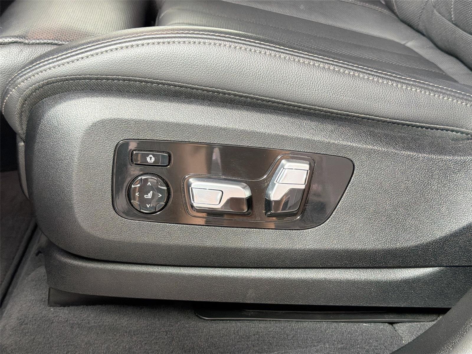 Used 2019 Black Sapphire Metallic BMW xDrive40i image 18