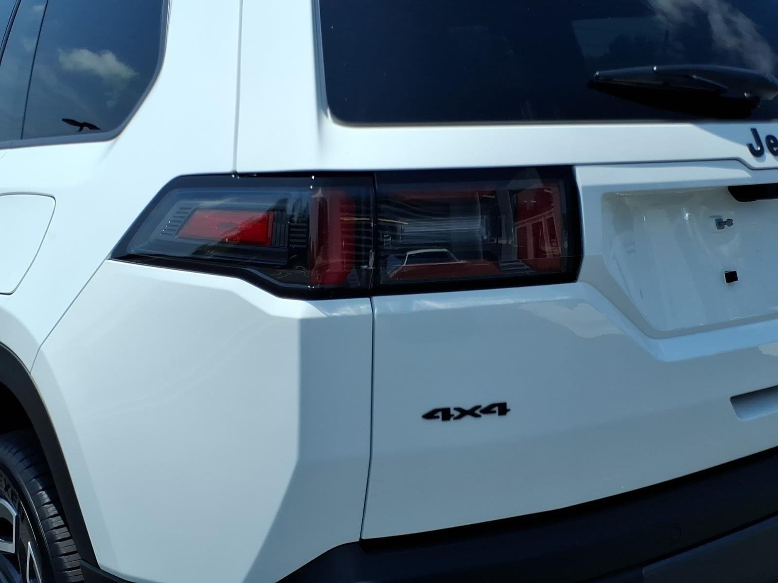 New 2026 Bright White Clear-Coat Exterior Paint Jeep Limited image 19
