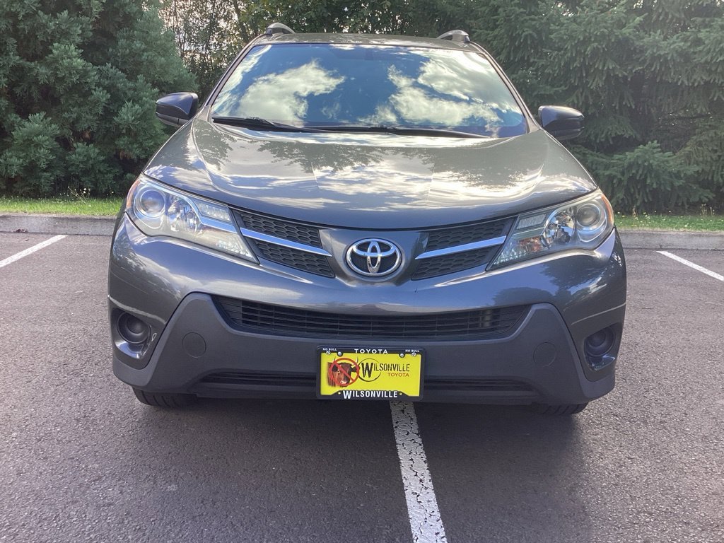Used 2015 Gray Toyota LE image 17