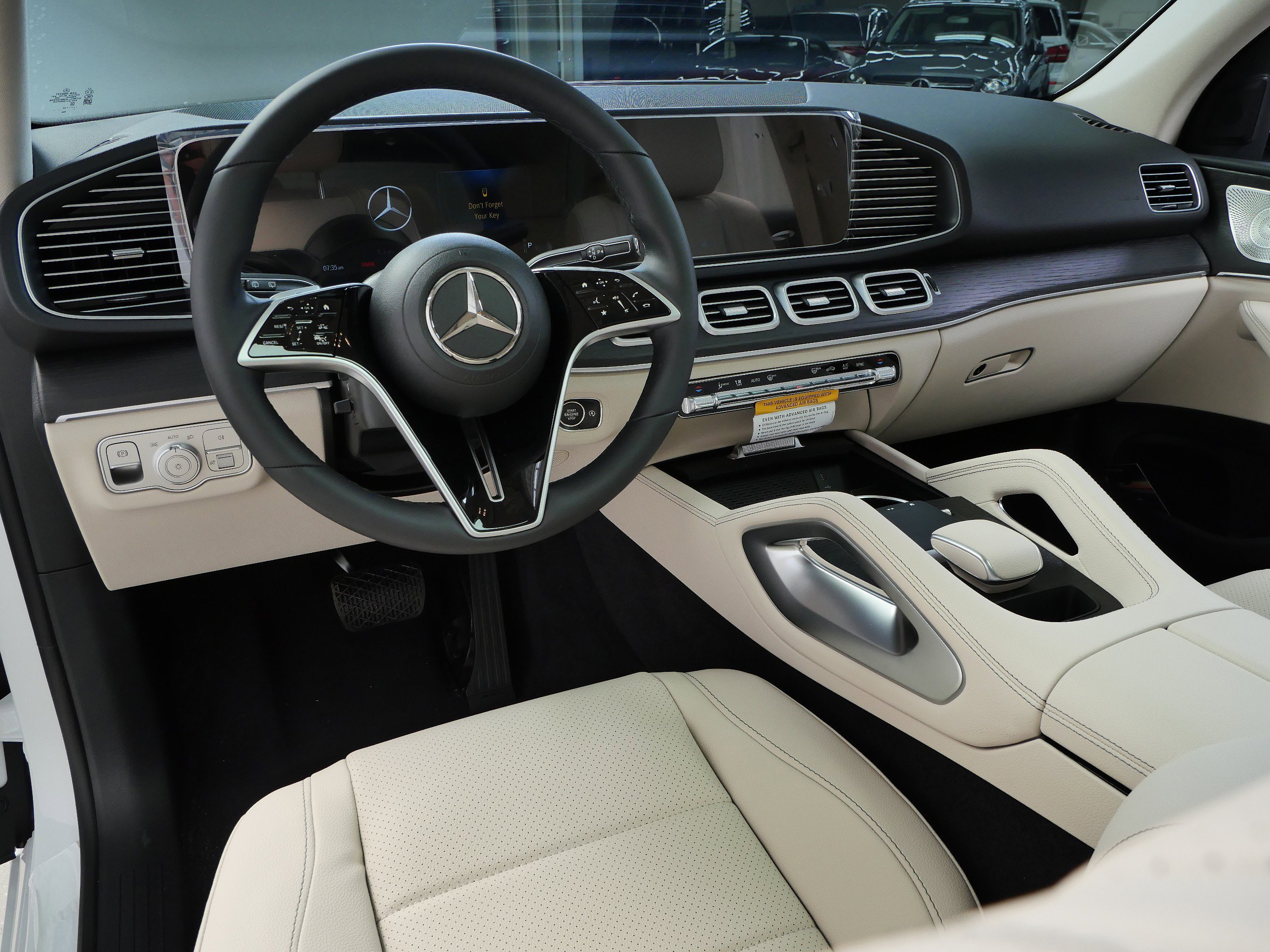 New 2026 MANUFAKTUR Moonlight White Metallic Mercedes-Benz GLE 450 image 3