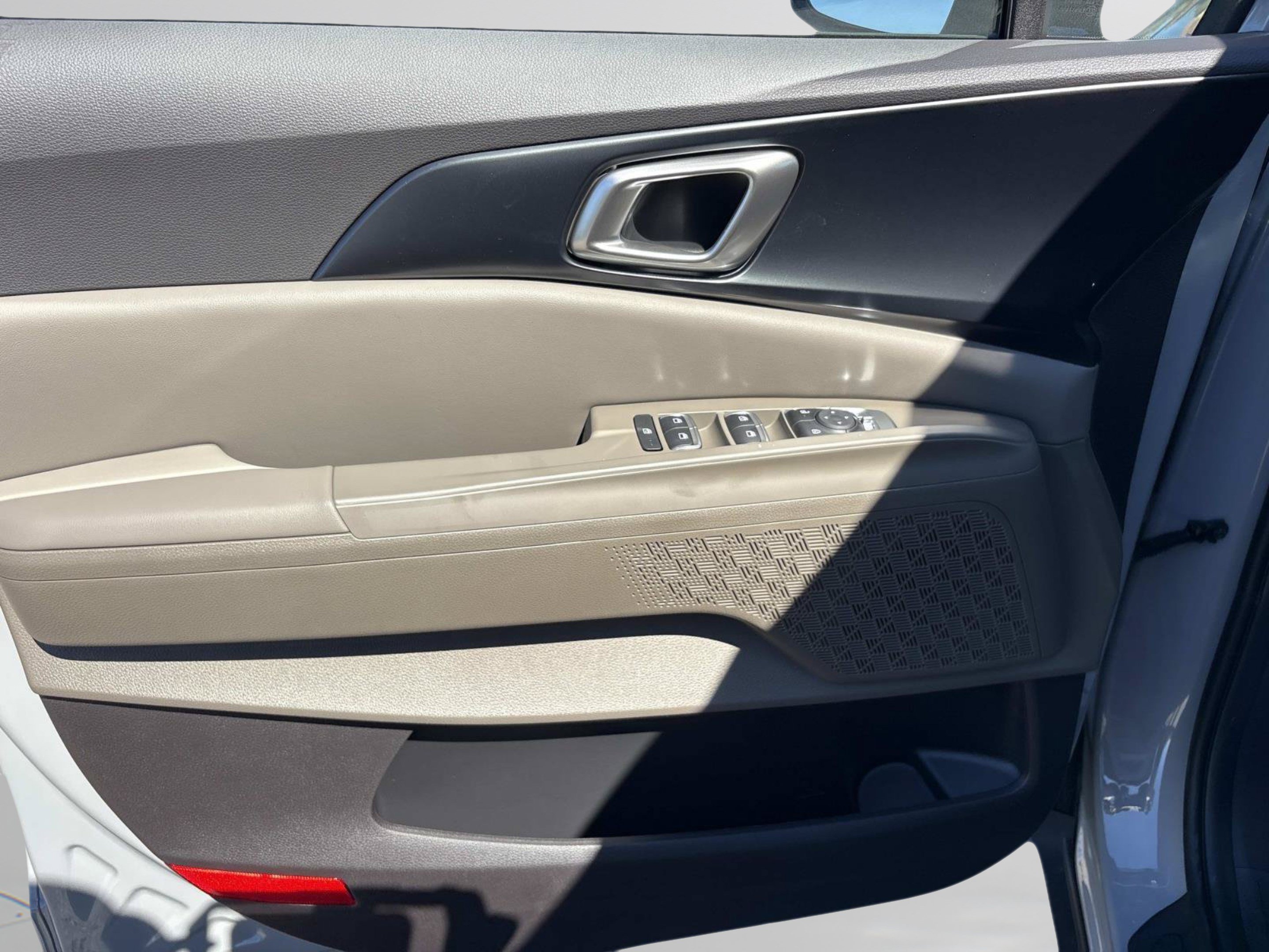 New 2027 Ceramic Silver Kia LXS image 16