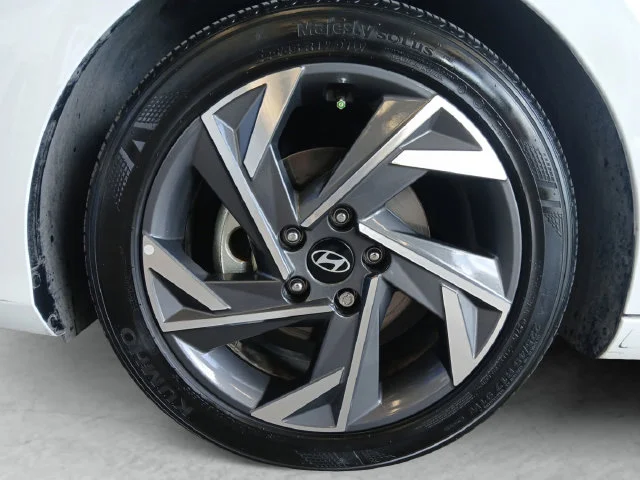Used 2024 White Hyundai SEL image 24