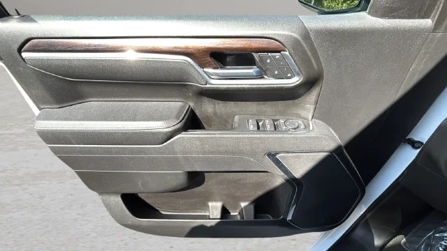Used 2025 White GMC SLT image 18