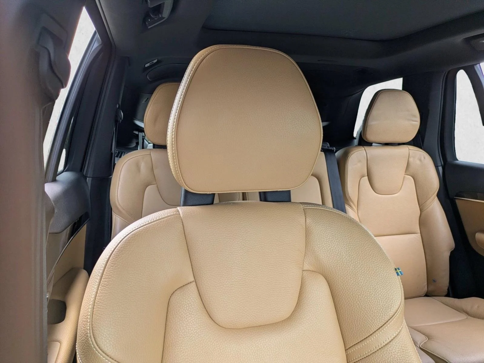 Used 2018 Onyx Black Metallic Volvo Momentum image 15