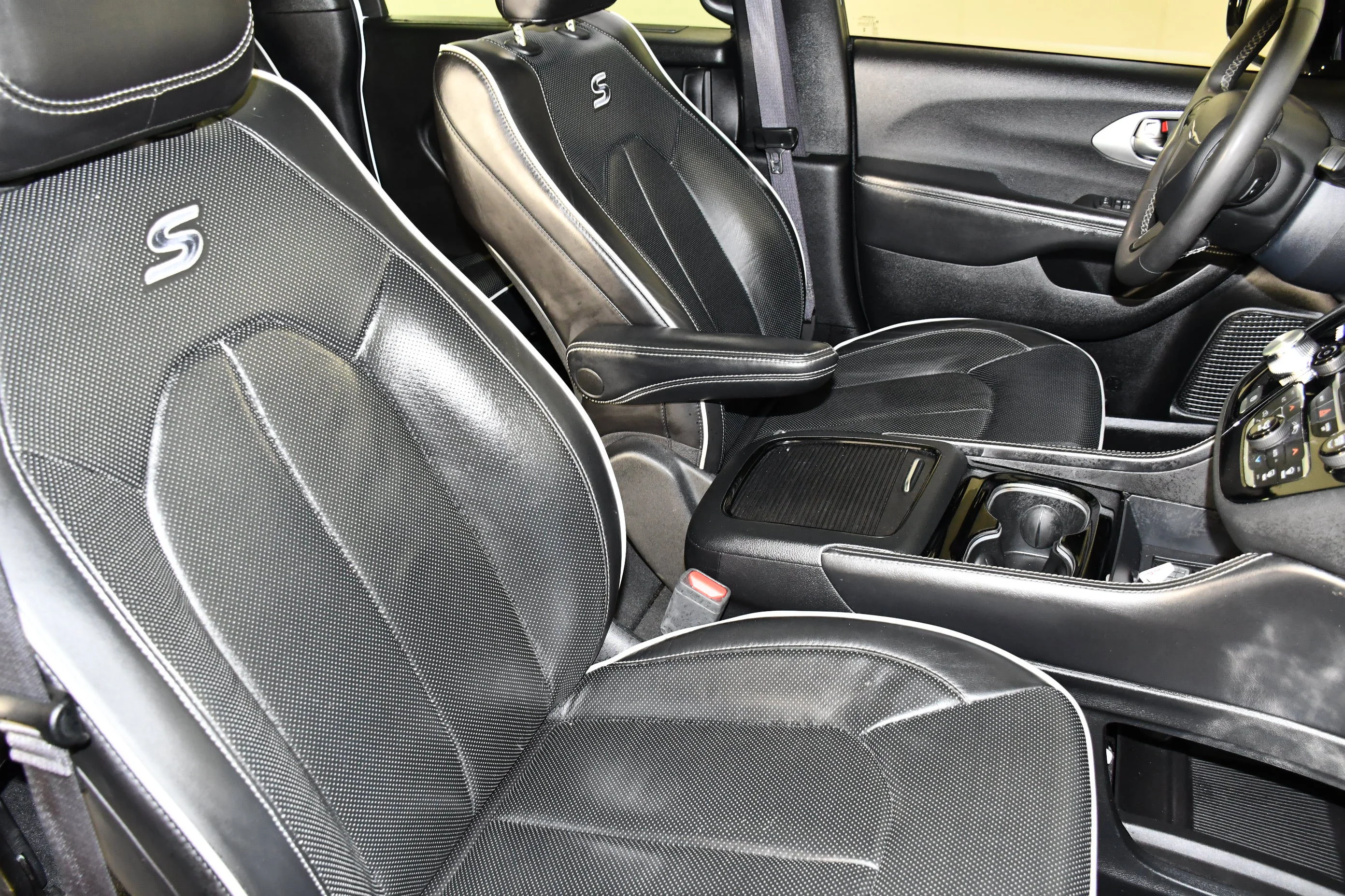 Used 2025 Bright White Clearcoat Chrysler Limited image 42