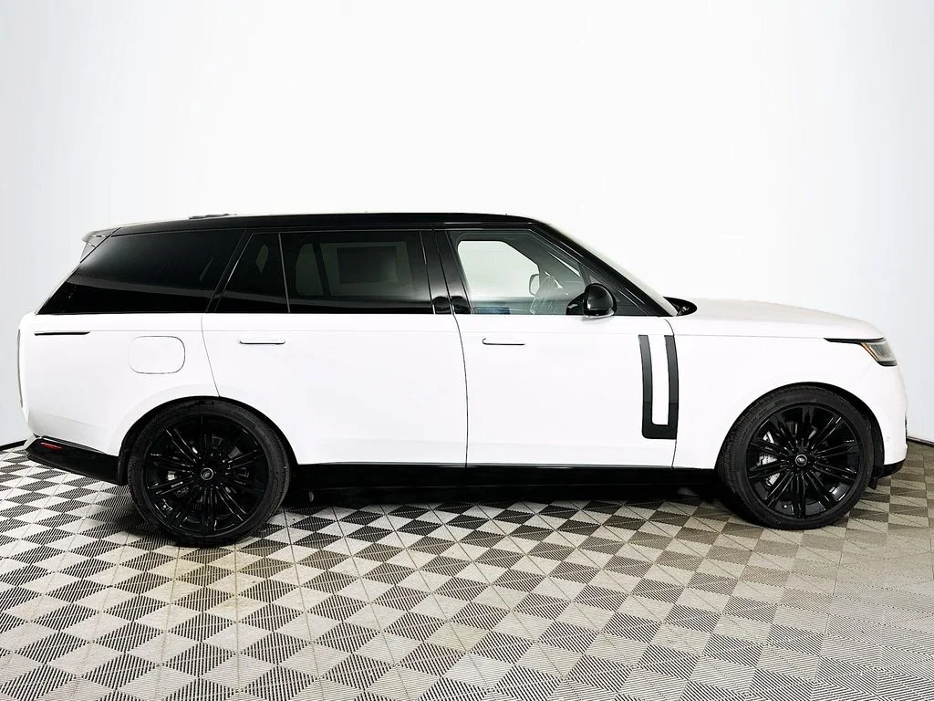 Certified Used 2025 Fuji White Land Rover SE image 4