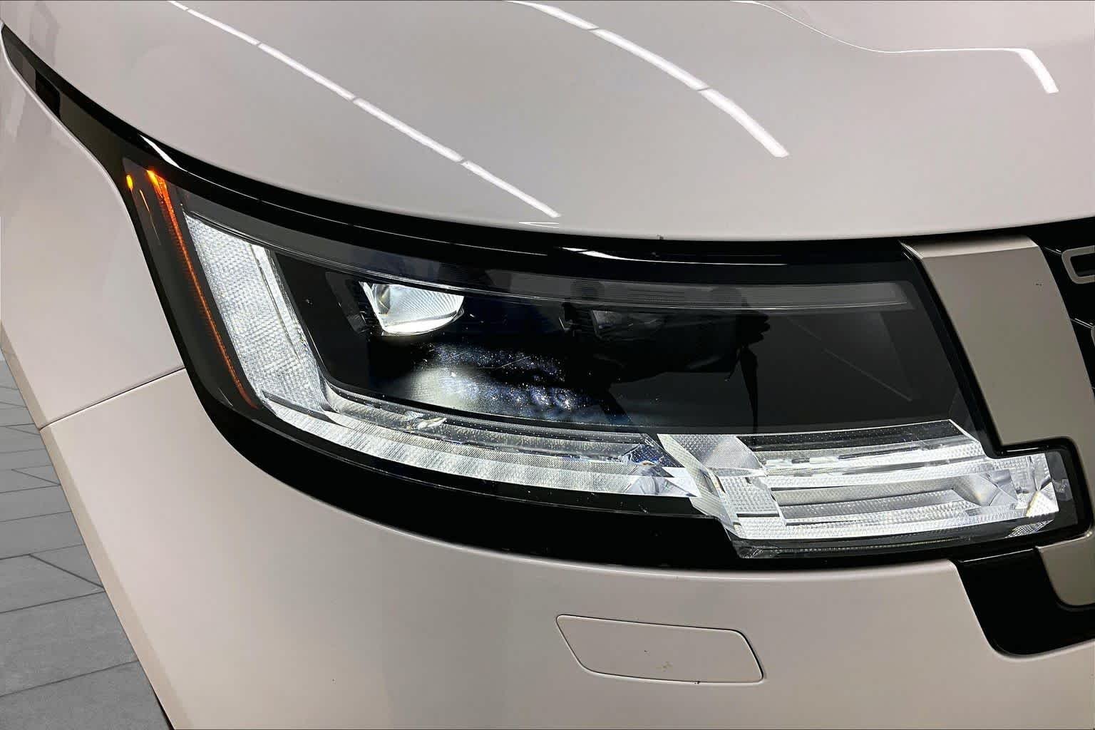 Used 2023 Icy White SV Bespoke Special Effect Gloss Land Rover SE image 27