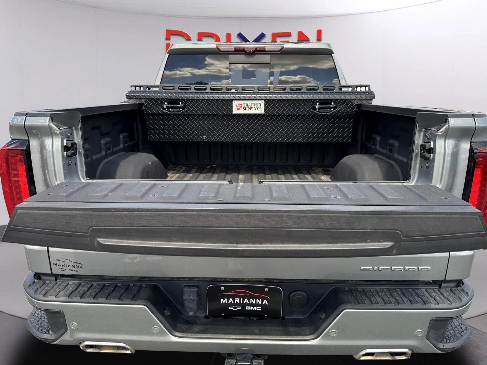 Used 2023 STERLING METALLIC GMC Denali Ultimate image 29