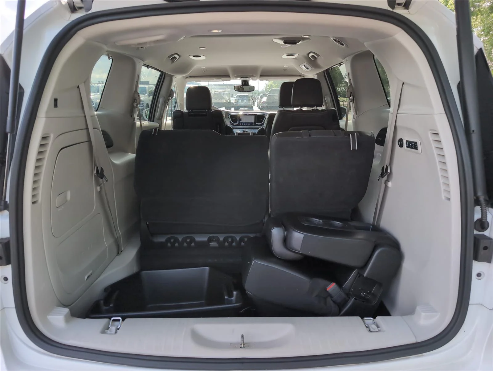 Used 2018 Bright White Clearcoat Chrysler Limited image 6