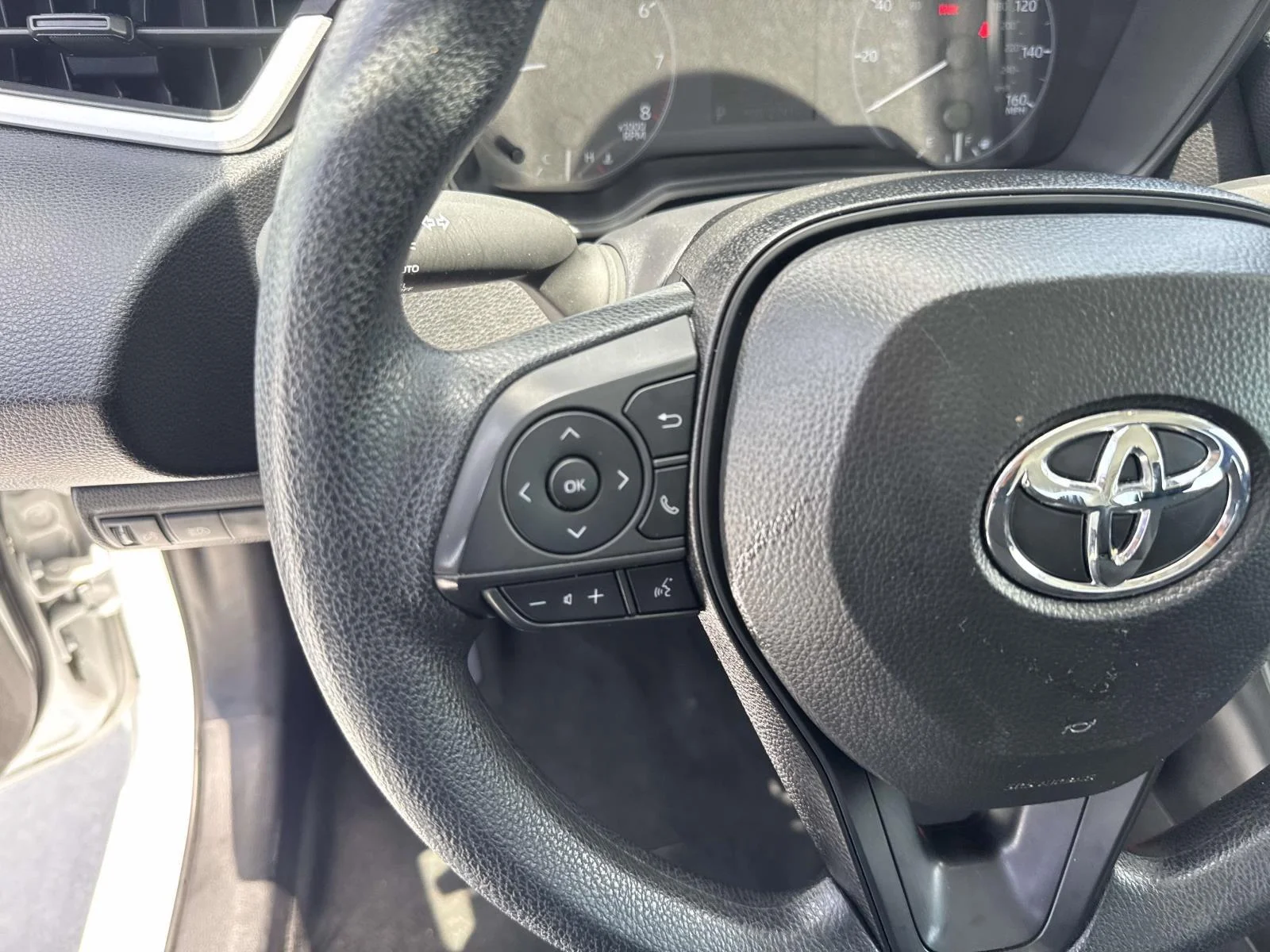 Used 2025 Wind Chill Pearl Toyota LE image 20