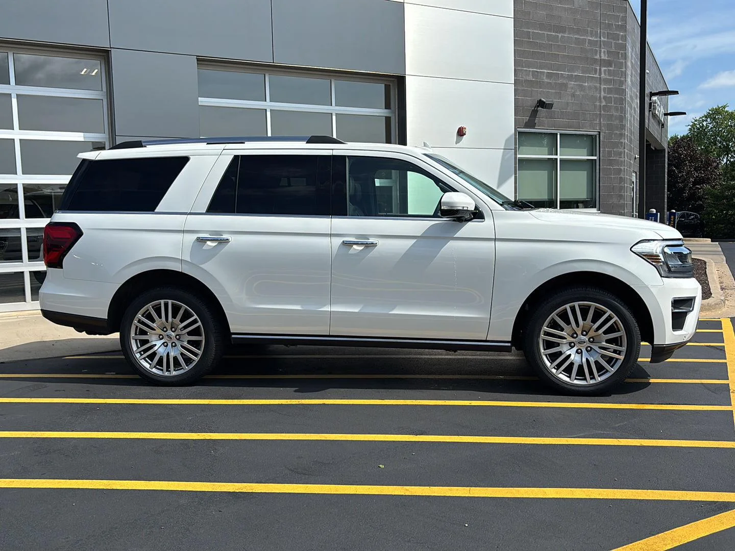 Used 2023 Star White Ford Limited image 5