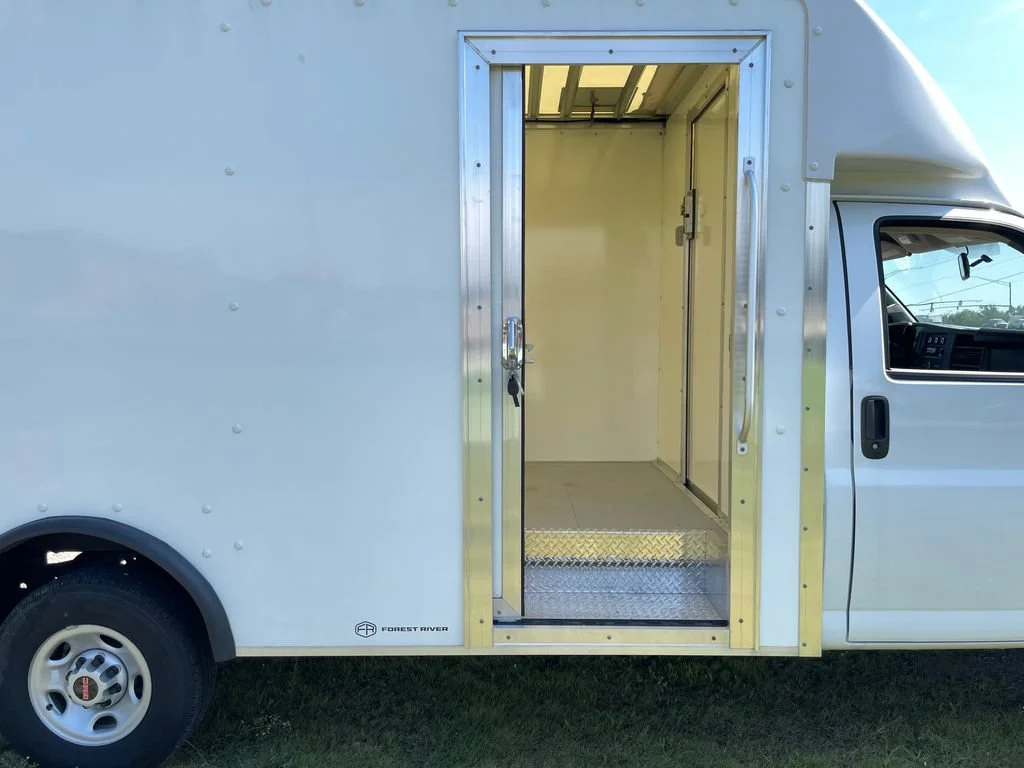 New 2025 Summit White GMC 1WT image 26