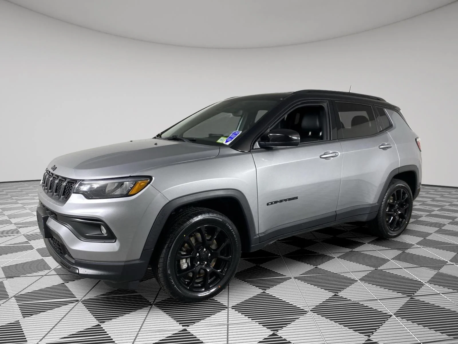 Used 2023 Billet Silver Metallic Clearcoat Jeep Altitude image 3