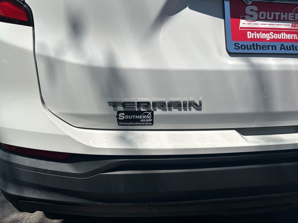 Used 2018 White GMC SLE image 23