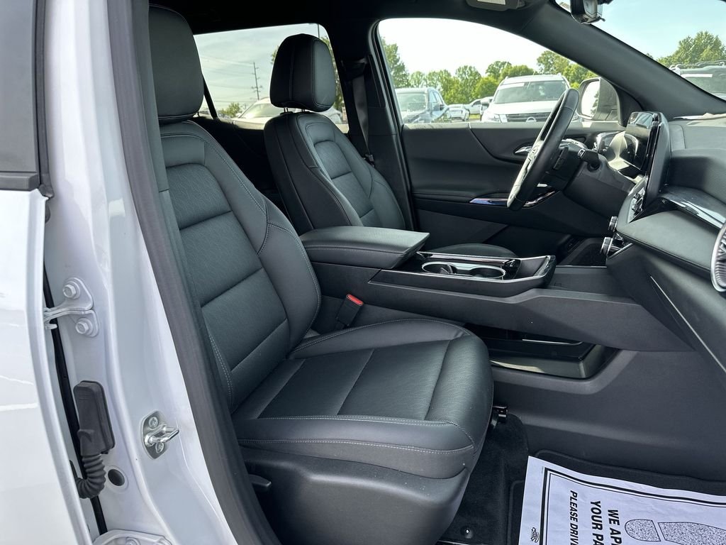 Used 2025 White Chevrolet LT image 29