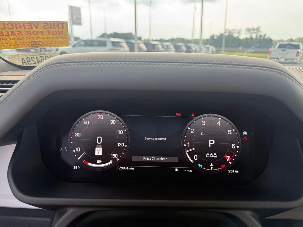 Used 2025 Green Land Rover X-Dynamic SE image 17