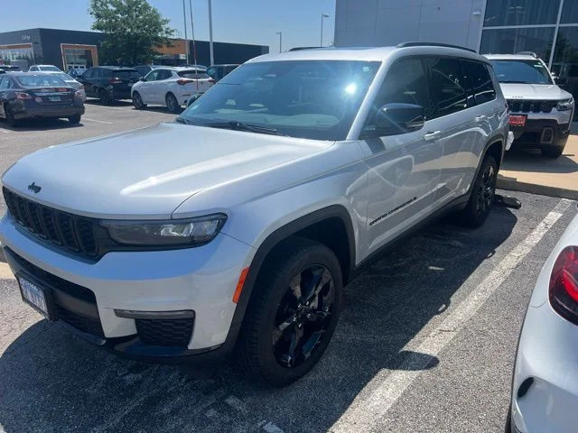 Used 2025 Silver Jeep Limited image 1