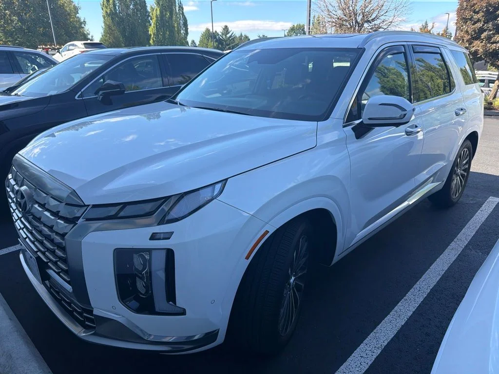 Used 2025 White Hyundai Calligraphy image 1