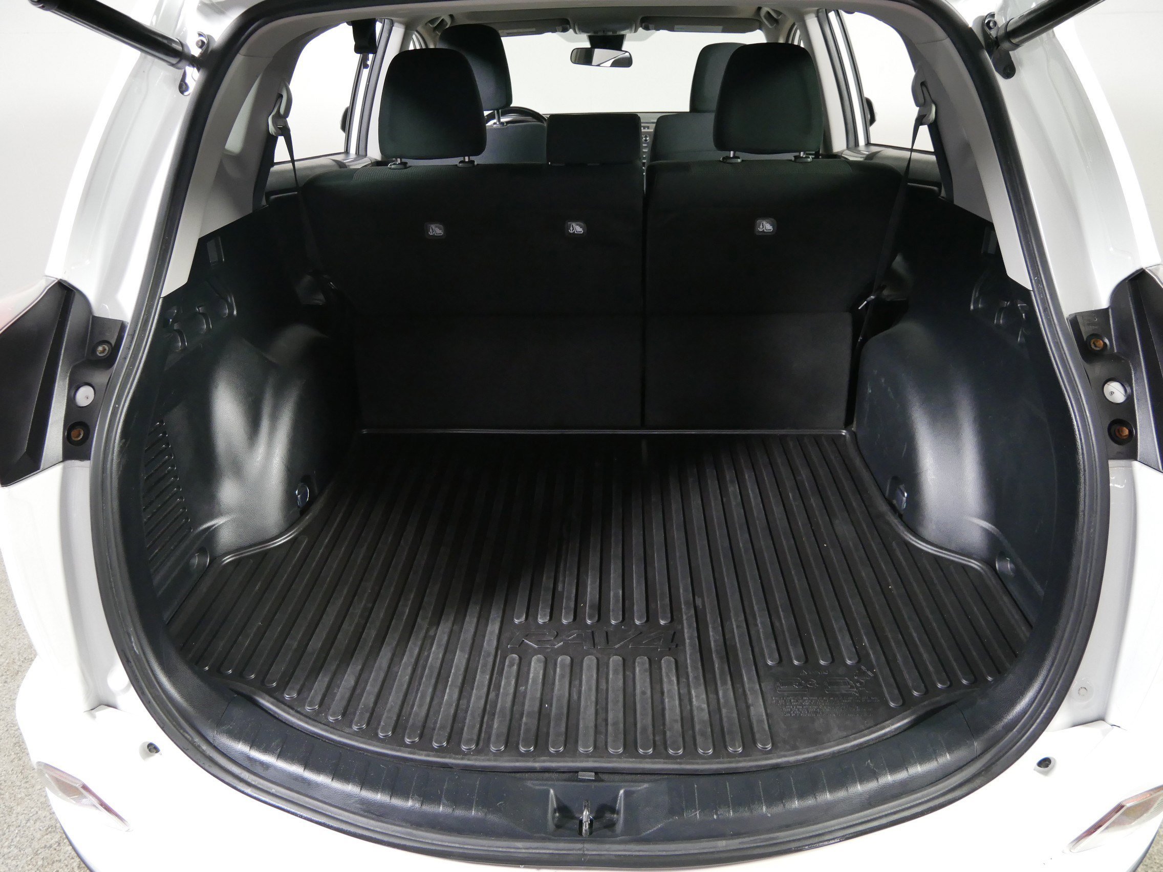 Used 2018 Super White Toyota XLE image 18