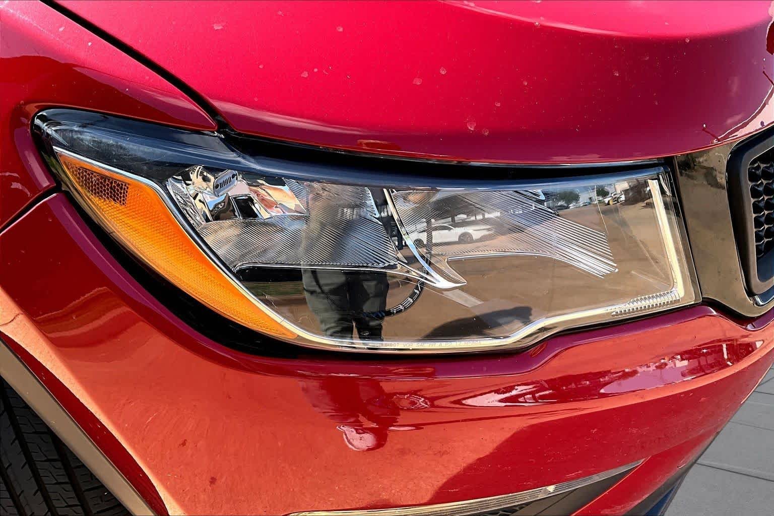 Used 2018 Redline Pearlcoat Jeep Latitude image 26