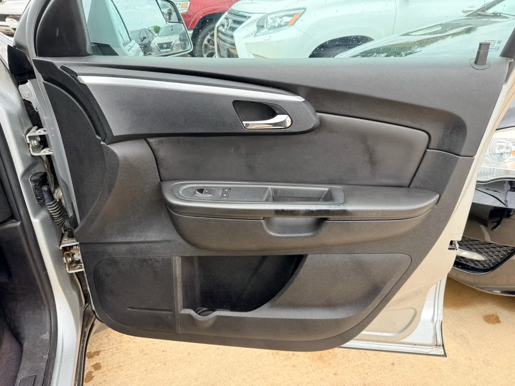 Used 2011 Silver Ice Metallic Chevrolet LT w/1LT image 15